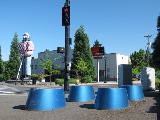 Paul Bunyan statue in  Kenton with Babes blue hooves (by artist Brian Borrello)